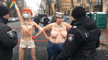 femen, порошенко, акция, день достоинства и свободы, голые, акція, день гідності і свободи, голі,