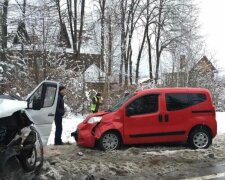 Водій на Lexus влаштував трагічну ДТП на Львівщині, лікарі не встигли всіх врятувати: з'явилися кадри аварії