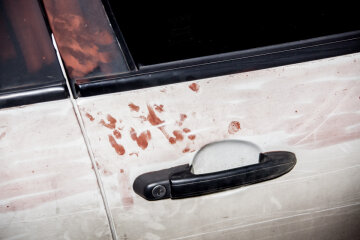 Машина в крови: пассажир зверски набросился на таксиста в Днепре
