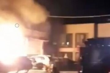 Вогонь охопив автомобілі під Харковом, спалена машина кандидата в мери: кадри НП