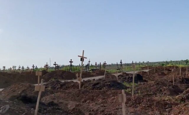 Появились новые кадры с кладбища в Мариуполе: "Каждый месяц выкапывается..."