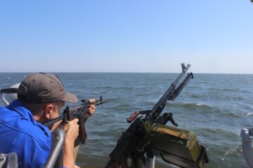 Пограничники упражняются в стрельбе по морским целям (фото)