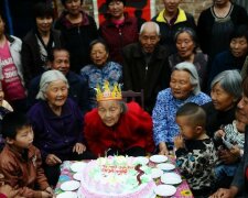Китайцям заборонили відзначати дні народження