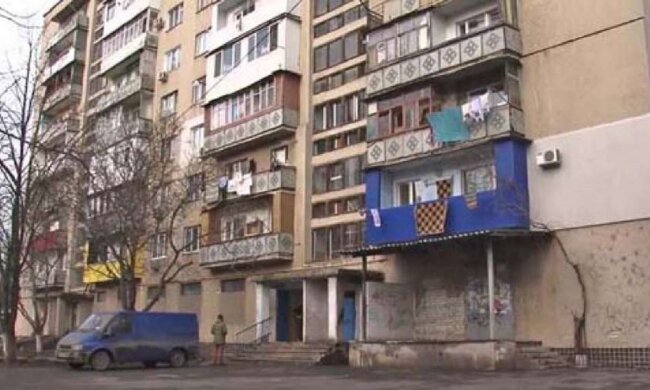 Під Одесою чоловік вийшов з квартири 9-поверхового будинку через балкон і повис: кадри з місця події