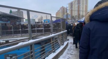 Колапс на дорогах Києва: люди стоять у величезних чергах в метро, кадри