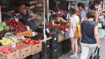 "Нищета перебьется": украинские фрукты стали дороже заморских лакомств, кадры