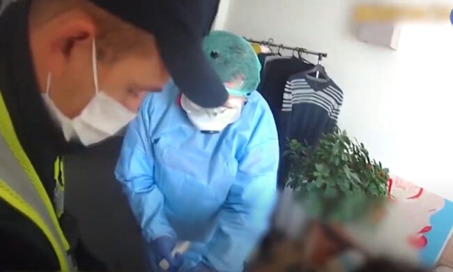 Налякана вірусом жінка зробила крок у вікно лікарні, відео: "прийшла на прийом до лікаря"