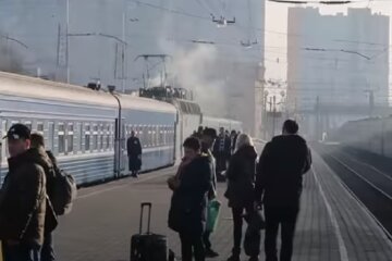 Трагедия с одесситкой произошла на железнодорожной станции, страшное видео: "шла вдоль колеи"