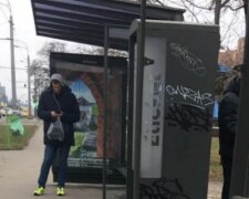 "Это все из нашего кармана": в Харькове вандалы разгромили автобусную остановку, фото
