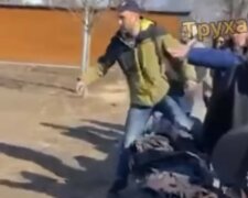 В Харькове мужчина подрался с подростком: ребенок не растерялся, видео схватки