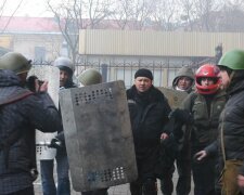 Фото Михаила Багинского: Майдановцы задержали после расстрела активистов возле Октябрьского дворца беркутовца