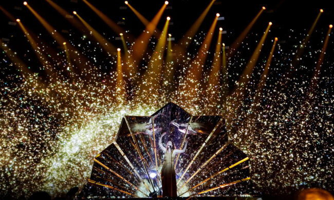 24437056 Люси Джонс
