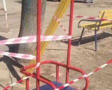 В Харькове перекрыли доступ на детские площадки: кадры "веселья"