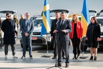 Швеція та ПРООН передали Україні 10 міні-лабораторій