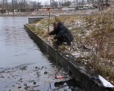 Озеро в Києві залили олією: кадри екологічного лиха