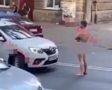 В Одесі чоловік роздягнувся і гуляв по дорозі, відео: "водій не витримав і..."