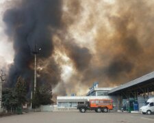 Масштабна пожежа палає в Одесі, кадри НП: "вогонь підбирається до АЗС"