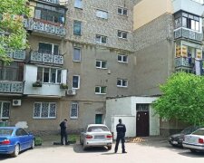 Бездиханне тіло знайдено під під'їздом багатоповерхівки в Одесі: трагічні кадри