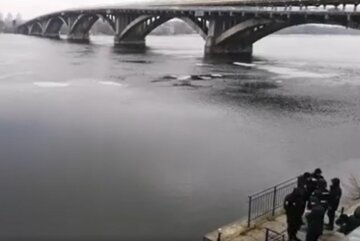 Трагедия на Днепре: молодой мужчина оказался в ледяной воде, водолазы достали тело