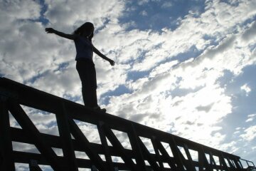 девушка, прыжок, самоубийство