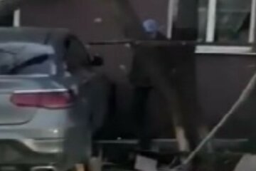 Елітний автомобіль без номерів влетів у житловий будинок під Харковом, фото: "зніс огорожу і..."