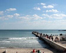 Трагедія розігралася на пляжі в Одесі, фото: водолази і рятувальники обстежують дно моря