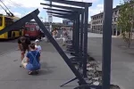 В Киеве ребенок чудом спасся от рухнувшей балки на остановке, видео: "На волосок от беды"