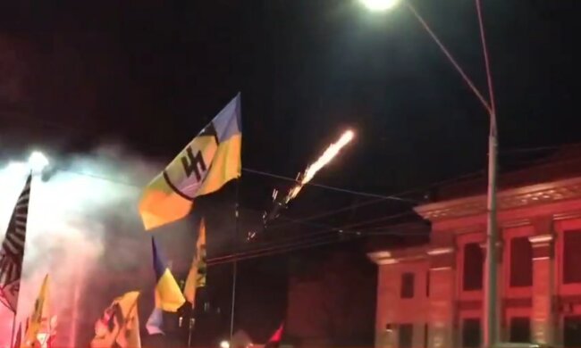 Вибух прогримів під посольством РФ у Києві, стягнута Нацгвардія: кадри атаки