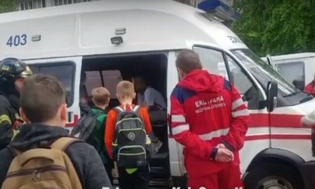 В столичной школе вспыхнул пожар, детей  эвакуировали: слетелись пожарные и скорые, видео