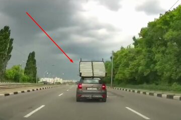 В Харькове из авто "вылетела" кровать, момент попал на видео: "Братишка даже не понял"