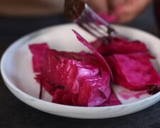 Хрустящая квашеная капуста со свеклой: шеф-повар поделился легендарным рецептом