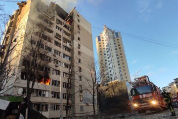 У Києві ворожий снаряд влучив у багатоповерхівку, стався обвал: фото з місця