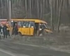Маршрутка з пасажирами злетіла з дороги під Києвом, відео: з'їхалася швидка і поліція