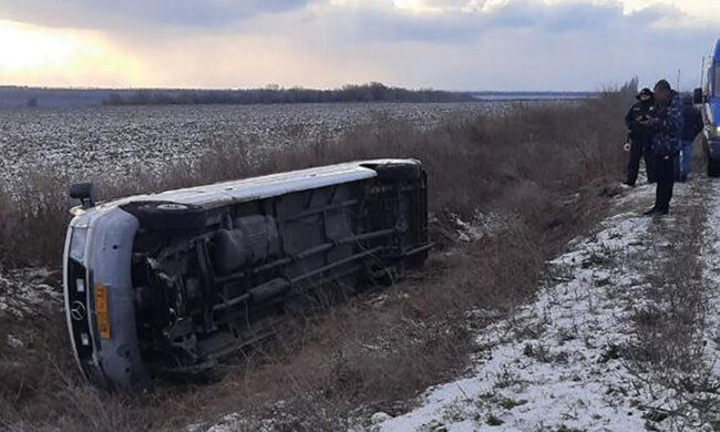 Автобус с юными спортсменами перевернулся на трассе: 20 детей находились внутри