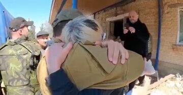 Більше 2 місяців в окупації: жителі Харківщини зустріли ЗСУ зі сльозами на очах, кадри
