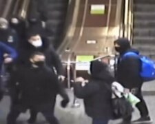 "Помідорний безумець" орудує біля метро в Харкові, фото: жителям зробили попередження