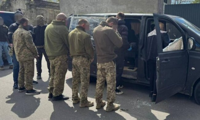 «Прибежали люди в масках»: задержанные с поличным работники ТЦК в Одессе выступили с неожиданными заявлениями