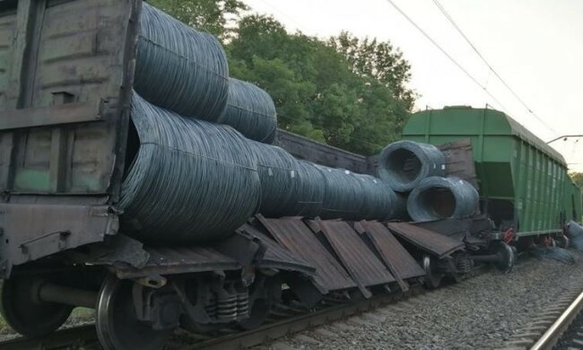 ЧП под Днепром: вагон электрички рассыпался на ходу, встречному поезду тоже досталось, фото