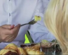 "Показове приниження": собака Олександра Лукашенка валявся на столі серед страв і тарілок гостей
