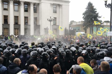 Это крик души: под Радой прорвали заграждения силовиков, начался бунт