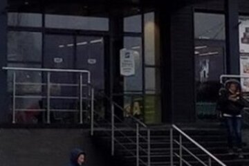 ЧП возле супермаркета в Киеве: незнакомцы избили человека после "выгодного" предложения, детали