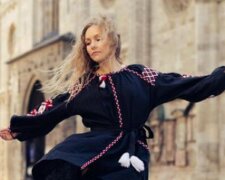Шоптенко из "Танців з зірками" в чужой стране объединила украинцев вокруг огромной куклы: впечатляющие кадры