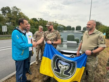 БФ "Надежда" и фонд "Рідна країна" Николая Томенко передали боевой автомобиль с трейлером спецподразделения "Омега"