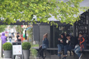 Натовпи людей штурмують кафе і ресторани в Одесі, фото: "Дощ і карантин не перешкода"