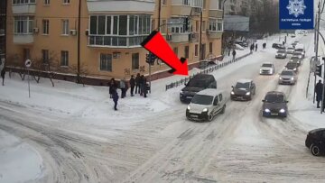 В Киеве элитный внедорожник вылетел на тротуар: страшный момент попал на видео