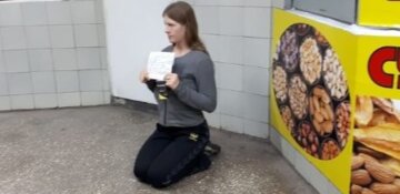 "Багато років сидить на колінах": у метро Харкова викрили чергову "рятівницю" хворої дитини