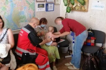 У Києві жінка кинула двох маляток біля магазину, фото: "як бездомних кошенят"
