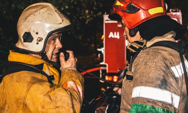 Стовп вогню і диму піднявся над Дніпром, з'явилися кадри потужної пожежі в Києві: "Оце погуляли"
