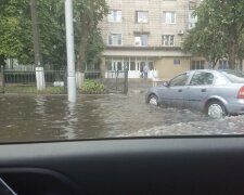 Київ пішов під воду, “авто і маршрутки плавають”: кадри погодного апокаліпсису