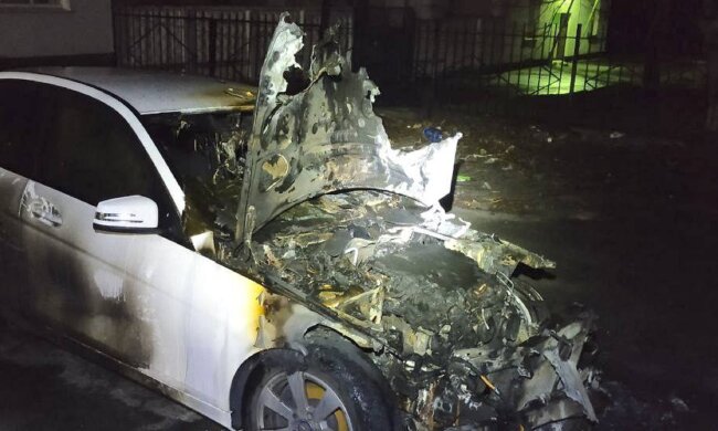 В Киеве пьяный экс-депутат поджег жене авто и пытался сжечь квартиру: людей срочно эвакуировали